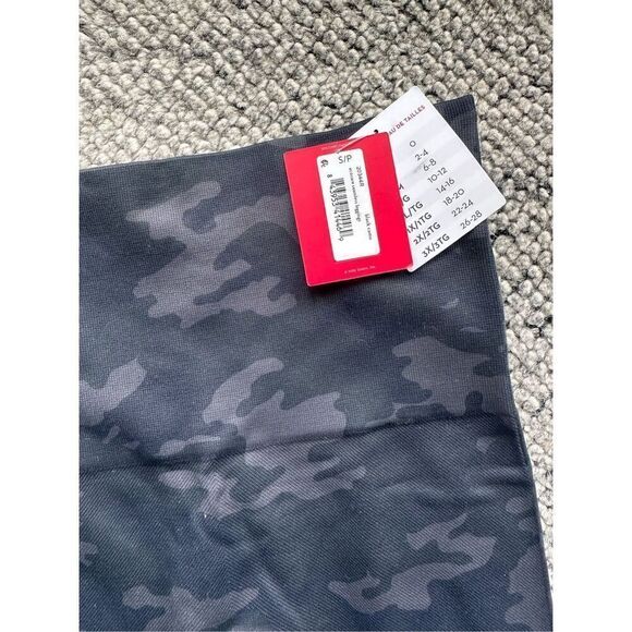 NWT Spanx Seamless High Waist EcoCare Leggings Pants in Black Camo - Small - Picture 8 of 9
